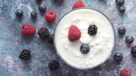 yoghurt parfait con bayas