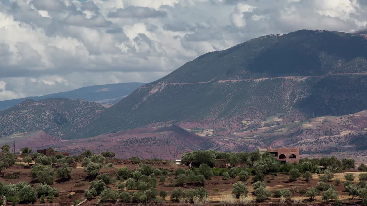 Un timelapse di una montagna nel lago di Bin el Ouidane in Marocco