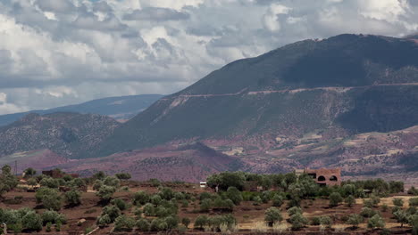 un timelapse de una montaña en el lago de binelouidane en marruecos