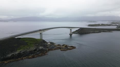 Hermoso-Puente-Sobre-Algunas-Islas-Rocosas,-Mar-Del-Norte,-Atlantikstreet,-Paisaje-Del-Archipiélago,-Noruega,-Naturaleza,-Drone