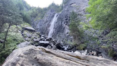 Wunderschöne-Weitwinkelaufnahme-Eines-Mächtigen-Wasserfalls,-Der-Von-Einer-Klippe-In-Den-Französischen-Alpen-Fließt