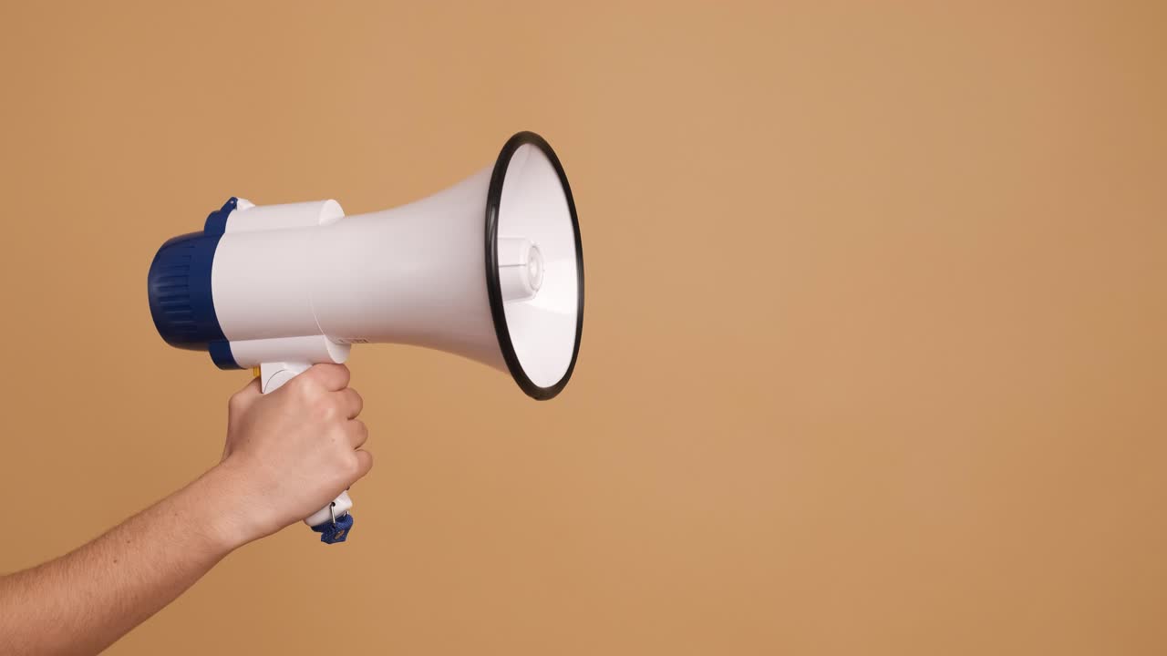 Mano di una donna che tiene un megafono