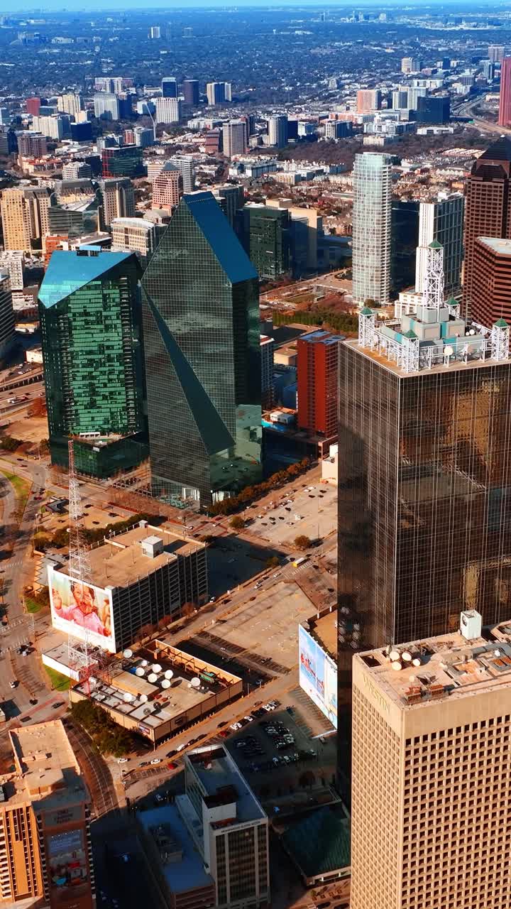 Arquitetura moderna e diversificada no centro de Dallas, Texas, EUA. Perspectiva aérea da paisagem urbana em um dia ensolarado.