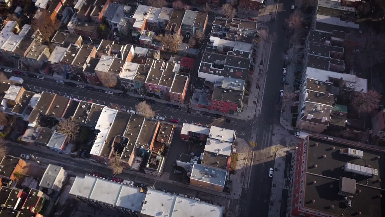 드론이 오래된 주거 고층 건물 위로 내려갑니다.