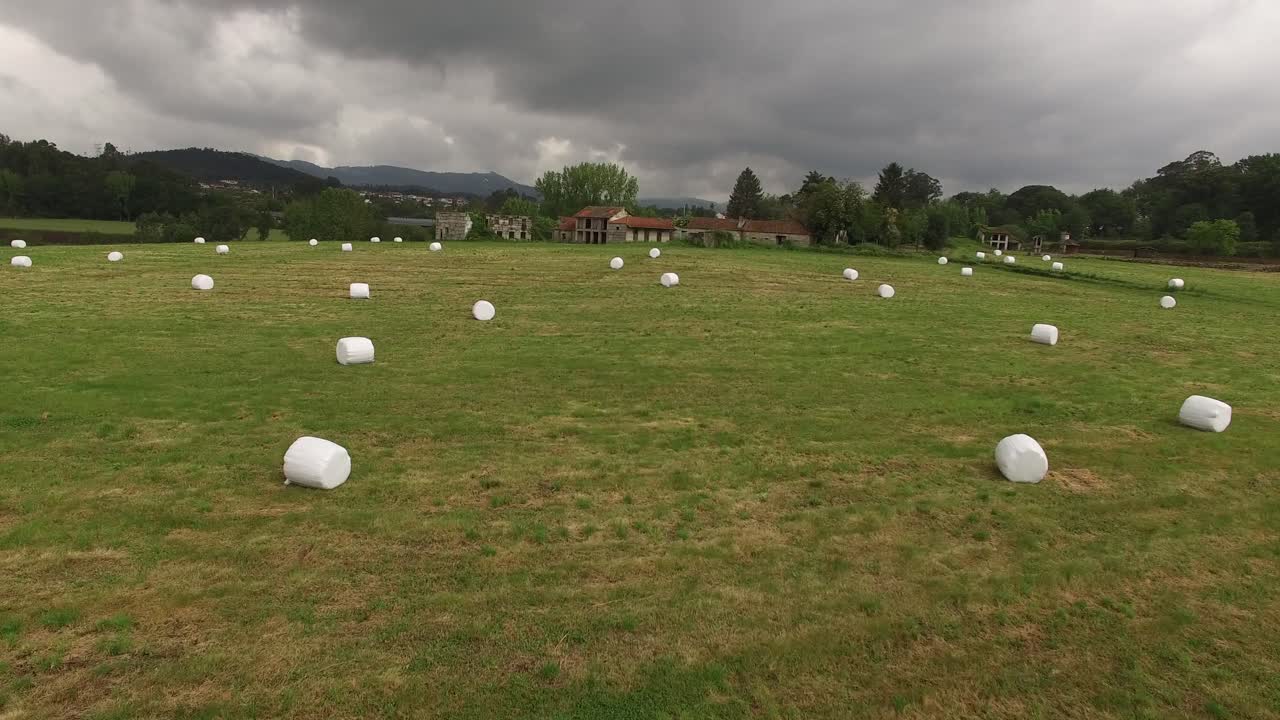 воздушный вид большого промышленного коричневого поля с большим количеством балов сена в 4k
