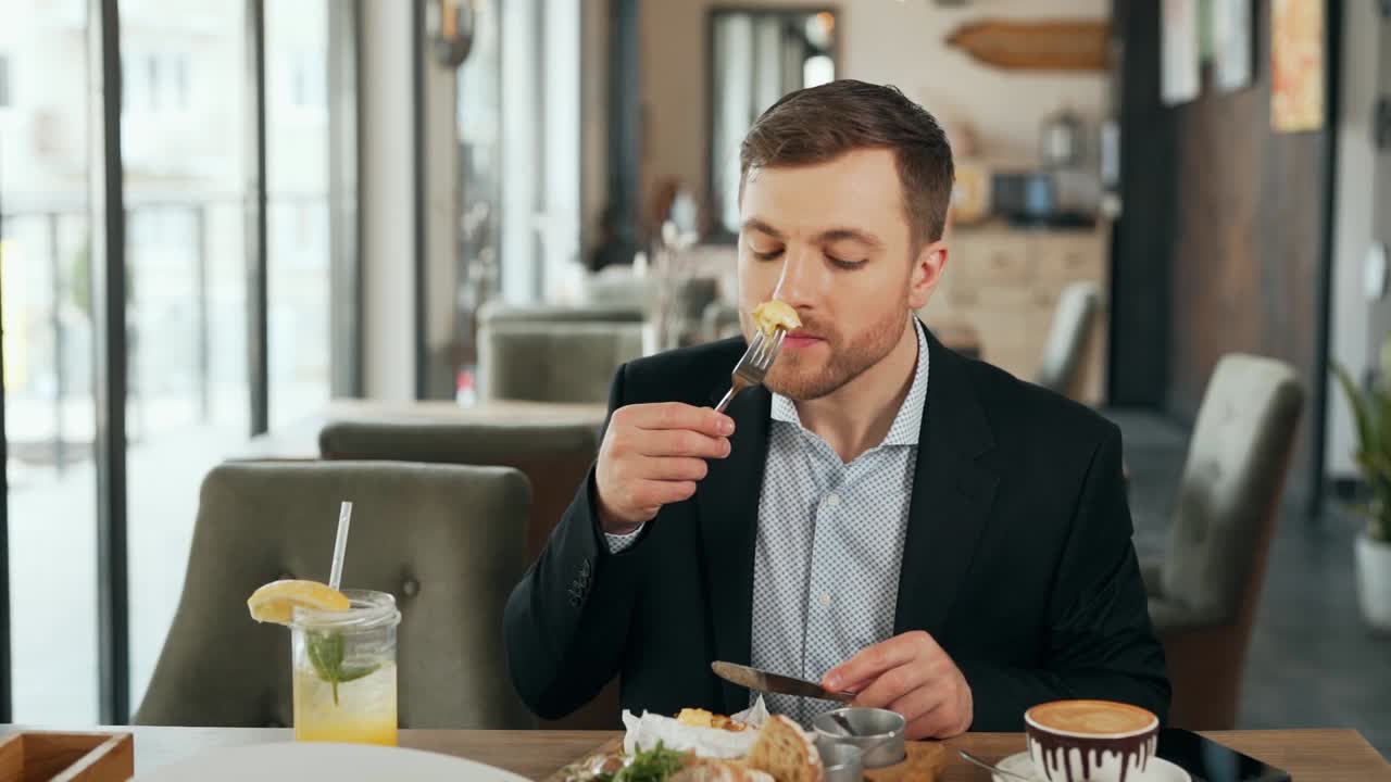 lindo joven disfruta de un bocadillo en un restaurante