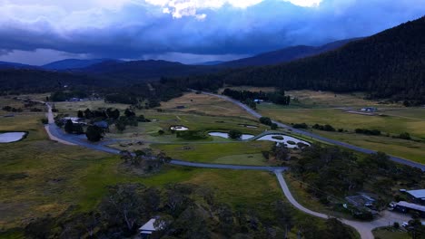 Dramatische-Gewitterwolken-über-Dem-Kosciuszko-Nationalpark-Mit-Ländlichen-Bauernhöfen-Und-Der-Autobahn-Im-Vordergrund,-Crackenback,-NSW,-Australien