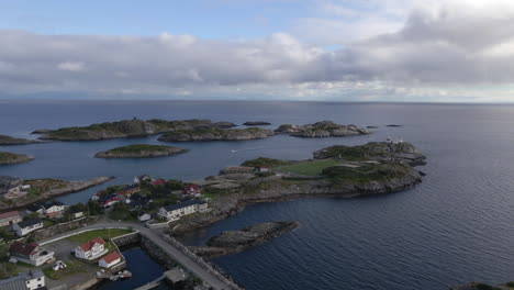 toma aérea que muestra un pueblo de pescadores, pequeñas islas y un campo de fútbol en lofoten, noruega