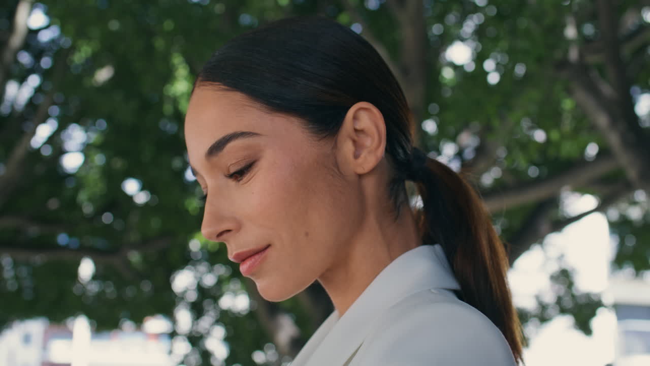 그린 파크에 서 있는 아름다운 여성 ceo의 초상화.