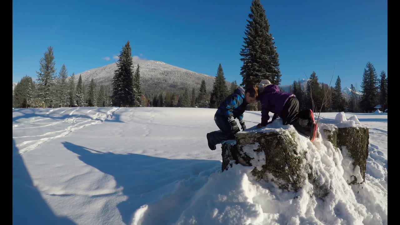 겨울에 눈에서 놀고 있는 아이들 4k