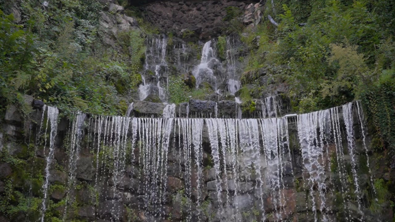 Cascada entre rocas de montaña