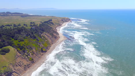 Vista-Aérea-De-Los-Acantilados-A-La-Orilla-Del-Mar-En-Rca-Beach-En-California,-Estados-Unidos