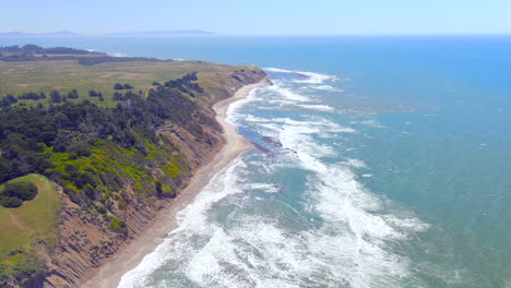 vista aérea de los acantilados a la orilla del mar en rca beach en california, estados unidos