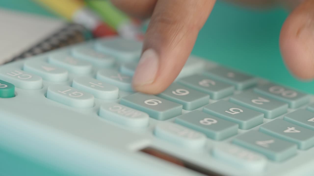 persona que utiliza una calculadora de color azul claro