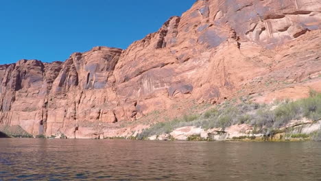 las aguas torrenciales del río colorado a lo largo del gran cañón y los acantilados rocosos irregulares del desierto de arizona-1