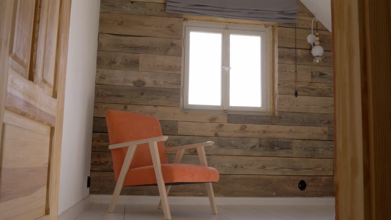 долли скользит на уютном оранжевом кресле в уютном деревенском окне дома