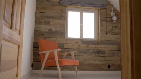 dolly deslizarse en un acogedor sillón naranja en la ventana de una casa rústica acogedora
