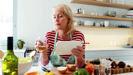 Frau-Benutzt-Digitales-Tablet,-Während-Sie-Ein-Glas-Wein-Trinkt