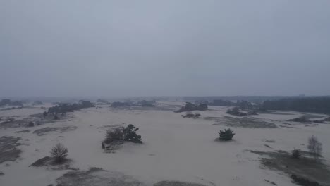 Toma-Lenta-De-Un-Dron-De-Una-Naturaleza-Arenosa-O-Desértica