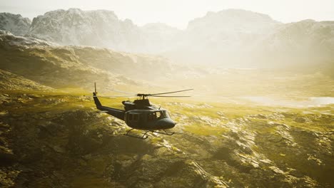 cámara lenta helicóptero de la época de la guerra de vietnam en las montañas