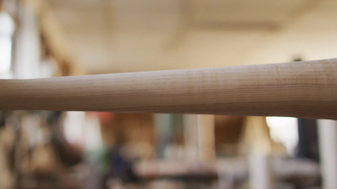 목공 가게 에서 도자기 를 돌리는 목재 를 가까이에서 볼 수 있다