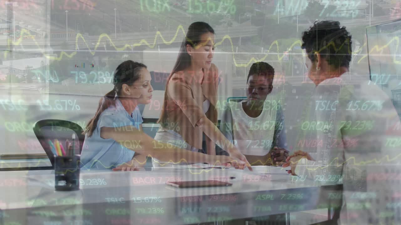 사무실에서 다양한 여성 동료들에 대한 금융 데이터와 그래프의 애니메이션