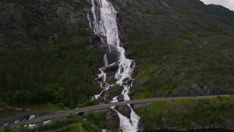 escénica cascada de langfoss en cascada por la ladera rocosa de la montaña