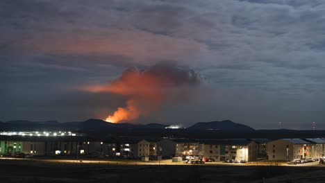 volcán activo en islandia, cielo rojo iluminado por lava, erupción en el patio trasero del vecindario