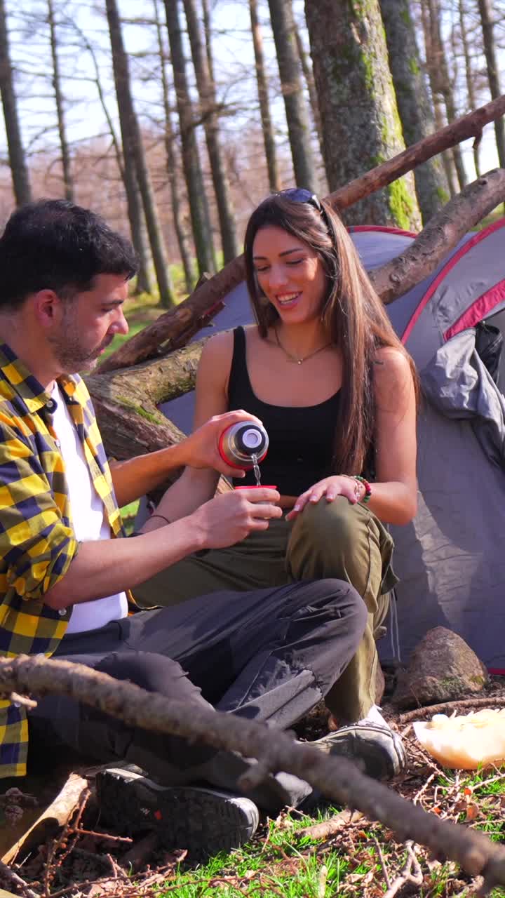 pareja acampando en el bosque