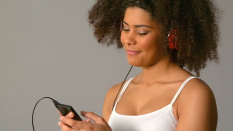 chica bonita con afro escuchando música