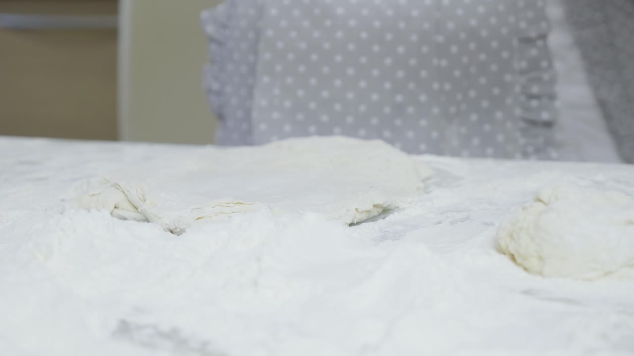 mujer horneando masa