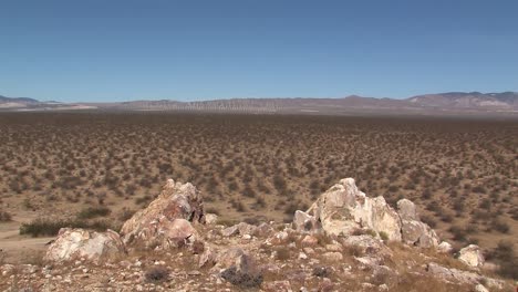 Typical-Californian-Landscape-with-hills-and-bush-vegetation,-USA