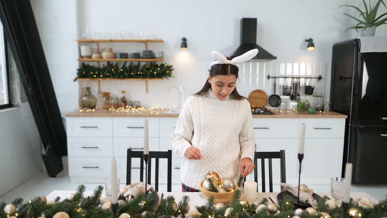 mujer decorando la mesa de navidad en una cocina moderna