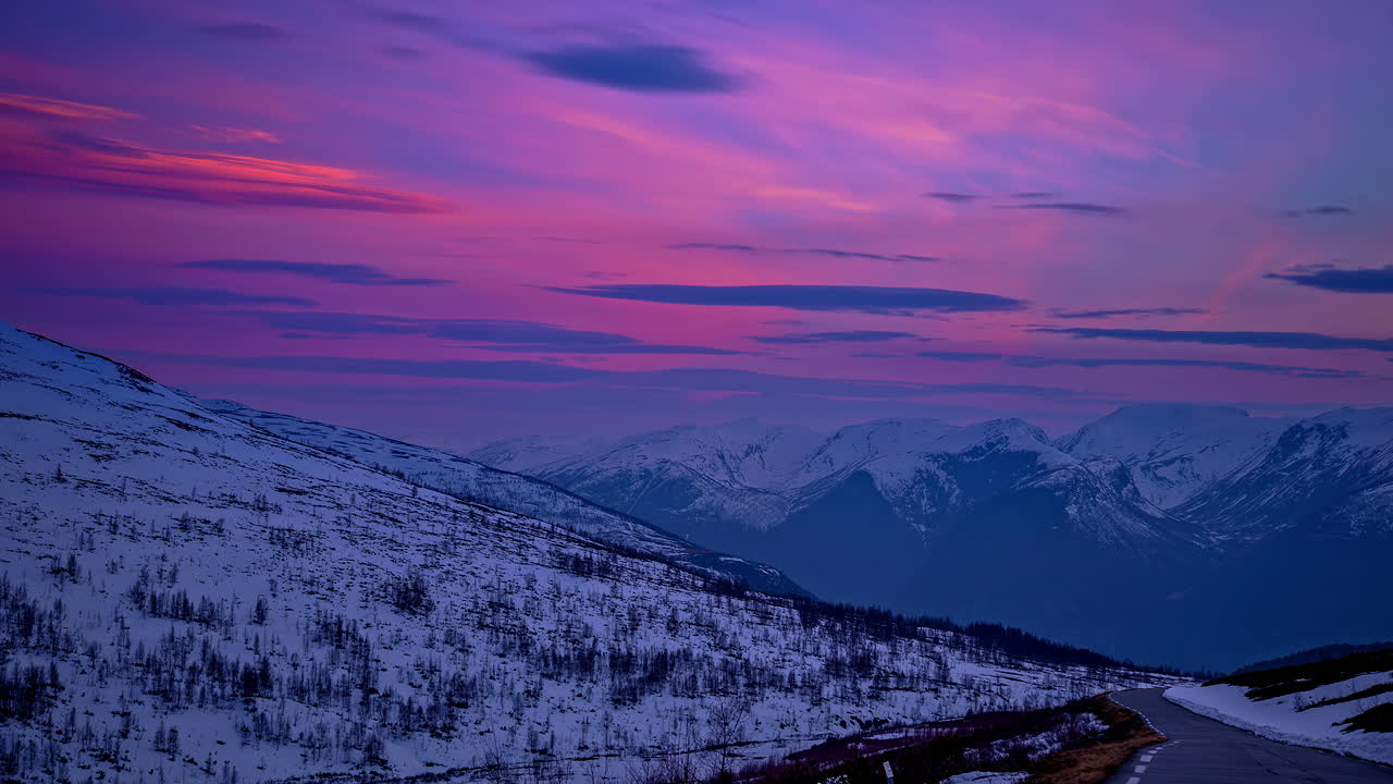 hermoso paisaje de montañas cubiertas de nieve al atardecer