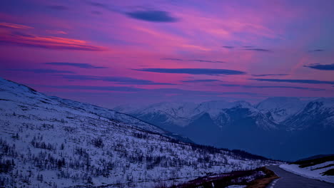 Hermoso-Paisaje-De-Montañas-Cubiertas-De-Nieve-Al-Atardecer