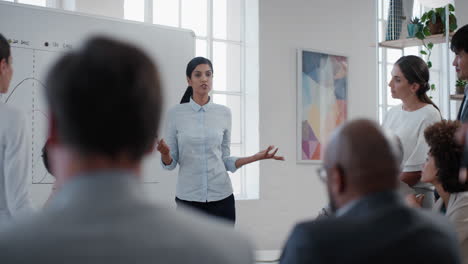 Indische-Geschäftsfrau,-Teamleiterin,-Präsentiert-Projektstrategie-Und-Zeigt-Ideen-Auf-Whiteboard-In-Büropräsentation.-Verschiedene-Kollegen-Genießen-Schulungsseminar