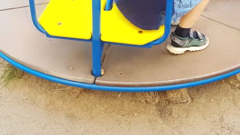 carrusel infantil giratorio rápido en el patio de recreo vista superior, video 4k