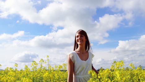 Pareja-Romántica-Tomados-De-La-Mano-Mientras-Camina-En-El-Campo