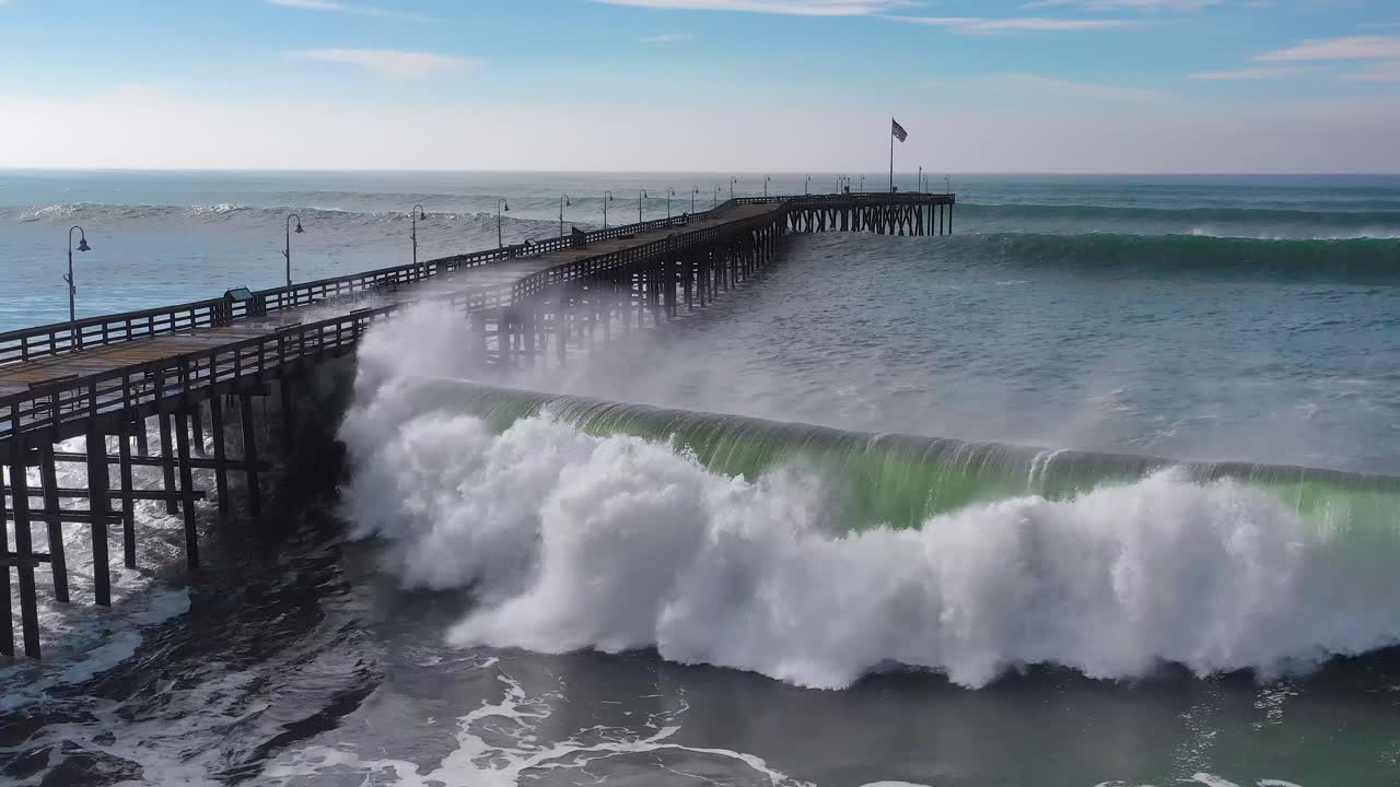 antena sobre enormes olas rodando sobre un muelle de california en ventura california durante una gran tormenta de invierno sugiere calentamiento global y aumento del nivel del mar o tsunami 7