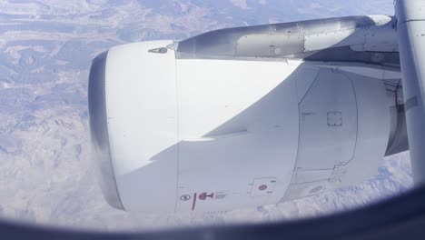 turbina de avión en funcionamiento vista desde una ventana de pasajeros del avión