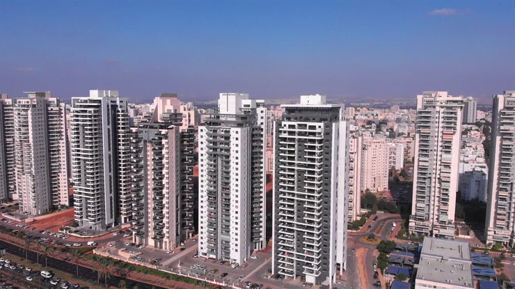 Filmagem aérea sobre a cidade de Petah Tikva, em Israel