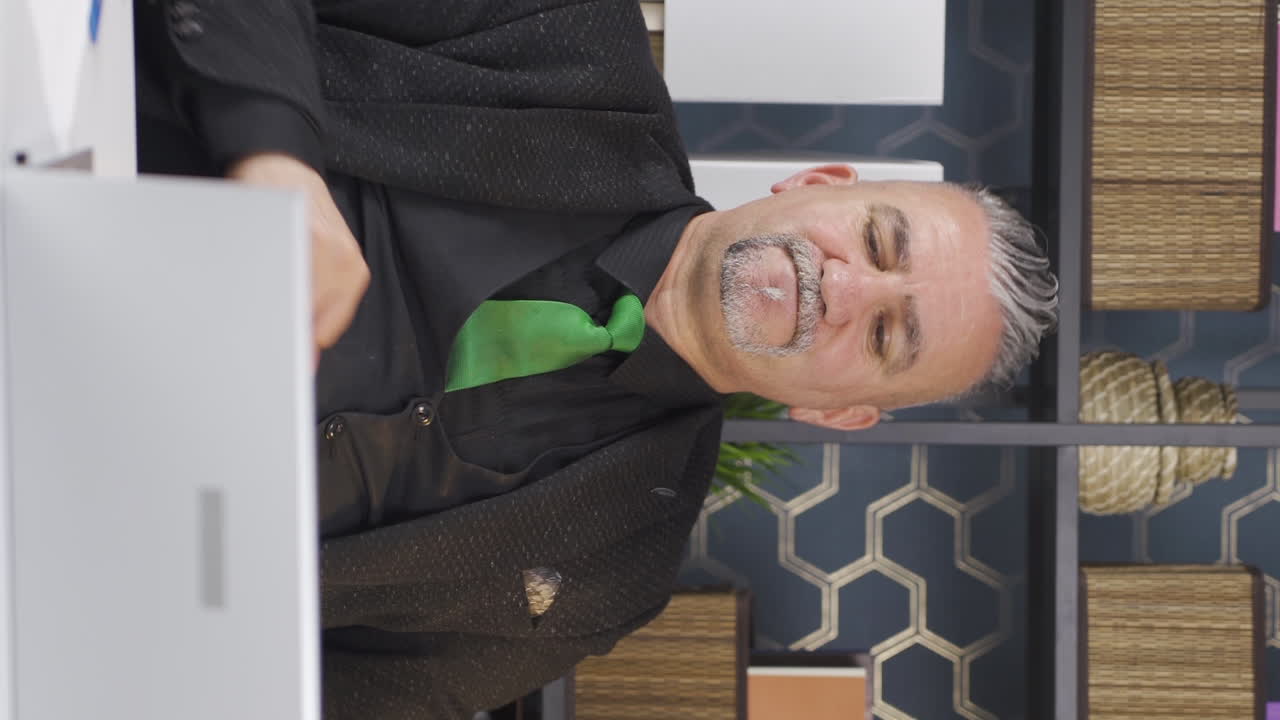 직업을 정의하는 사업가의 수직 비디오는 행복하고 평화롭습니다.