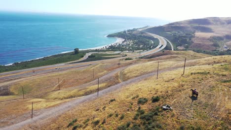 Schöne-Antenne-Eines-Pensionierten-Ehepaares,-Das-Pferde-Auf-Einer-Ranch-Mit-Blick-Auf-Den-Pazifischen-Ozean-In-Santa-Barbara,-Kalifornien,-Reitet-3