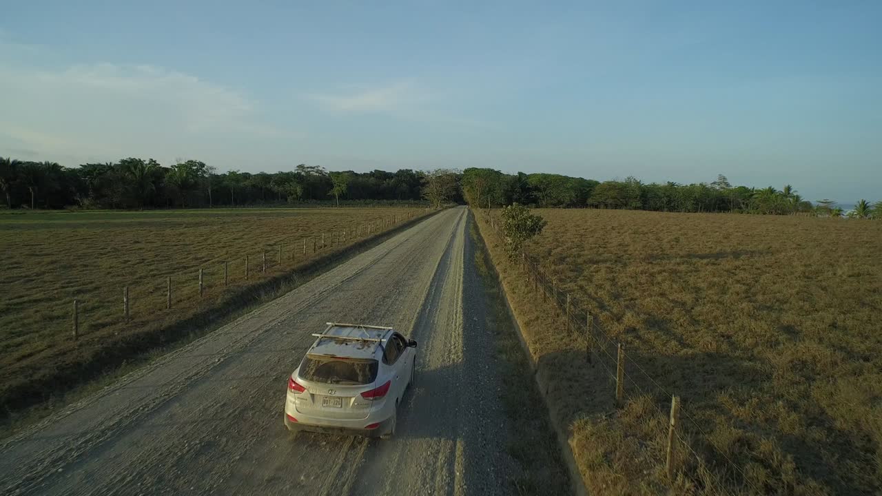vista aérea de un automóvil viajando por una carretera rural - puerto jiménez, costa rica