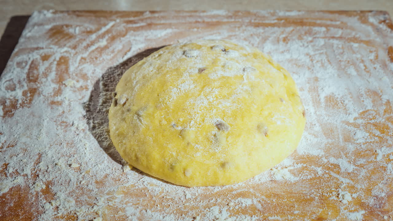 la masa está aumentando la masa con pasas para hornear en casa