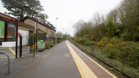 Planungsaufnahme-Auf-Dem-Bahnsteig-Des-Bahnhofs-Perranwell-Mit-Blick-Auf-Falmouth