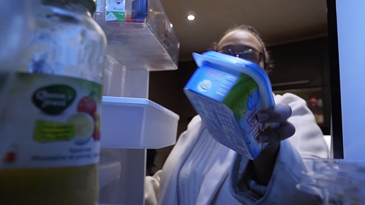 mujer sacando la mantequilla de la nevera 4k