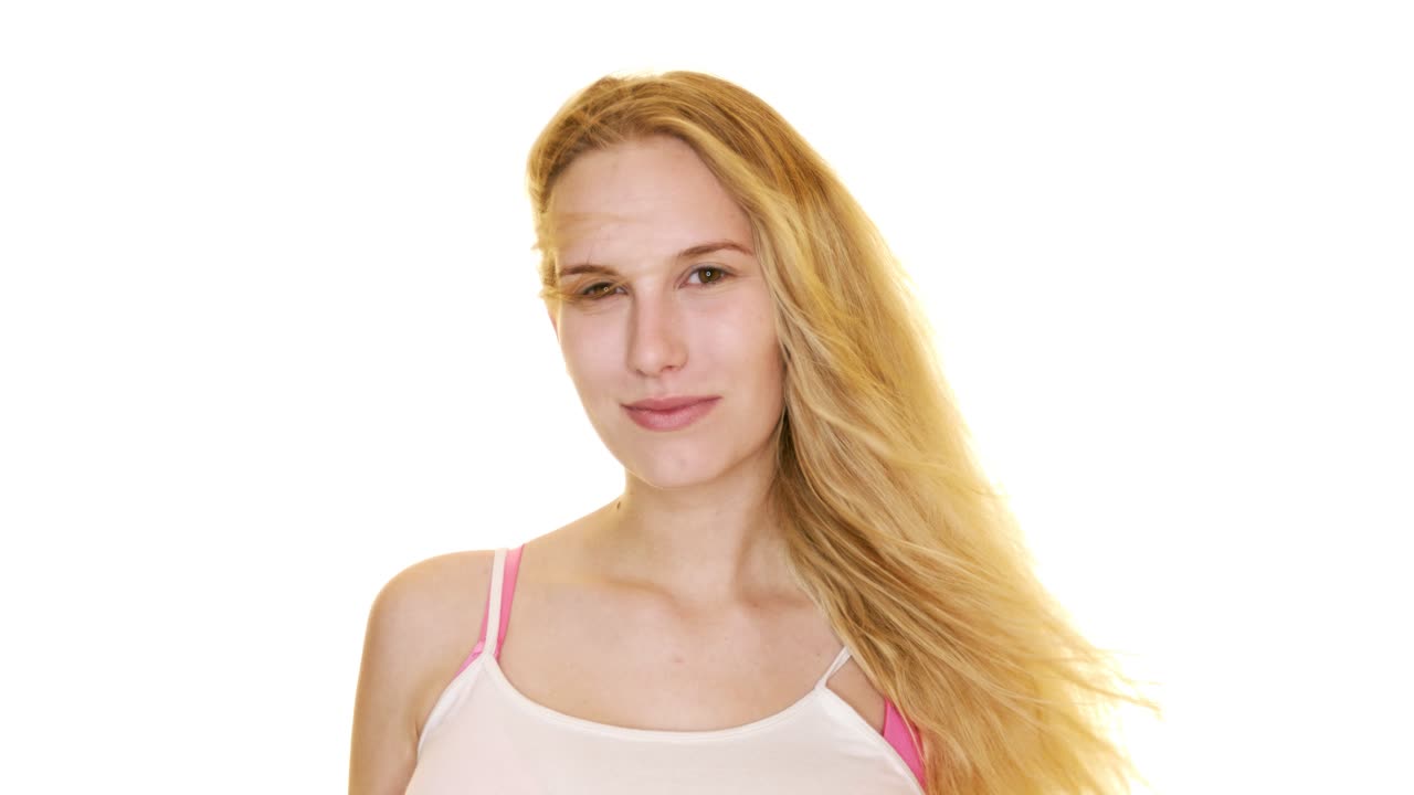 바람에 서서 카메라를 바라보는 행복한 여인