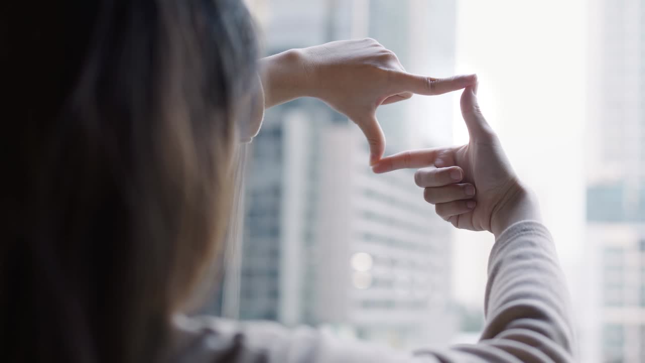 미래 계획 개념, 여성 손이 도시와 함께 프레임 제스처를 만니다.