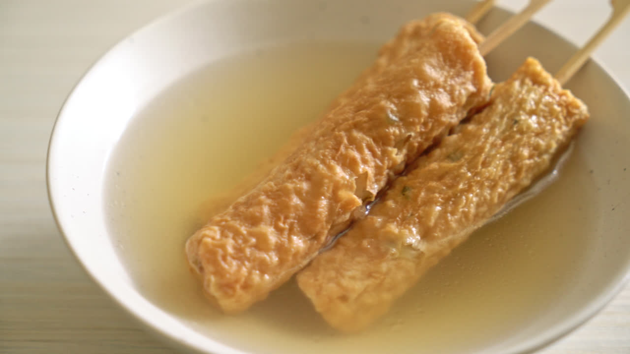 omuk - brocheta de pastel de pescado coreano en sopa - estilo de comida callejera coreana